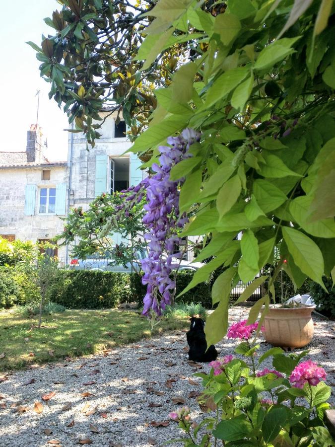 Quai Des Fleurs Bed & Breakfast Saint-Savinien Exterior foto