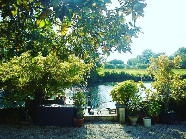 Quai Des Fleurs Bed & Breakfast Saint-Savinien Exterior foto