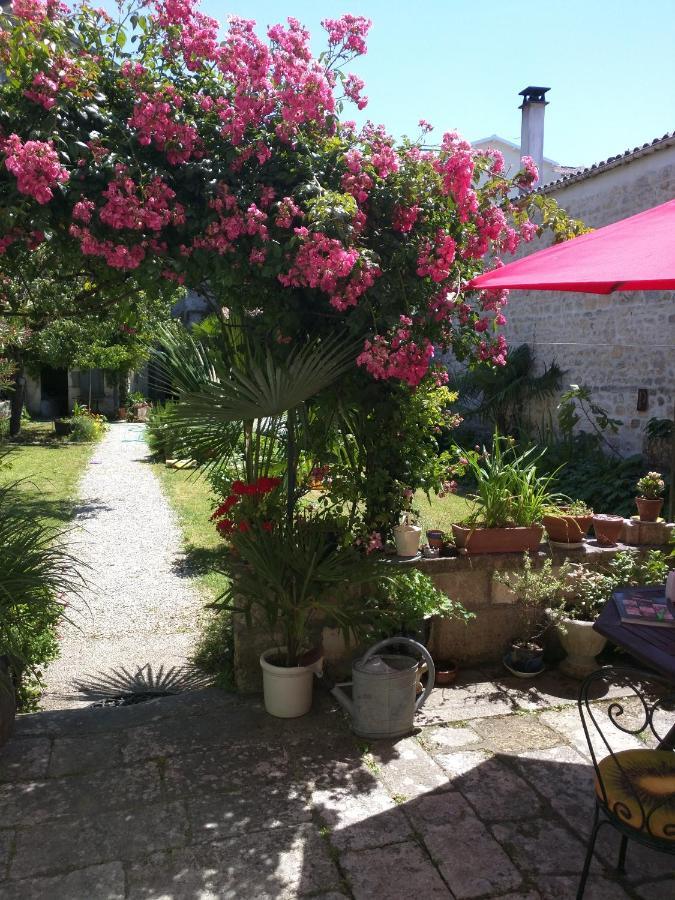 Quai Des Fleurs Bed & Breakfast Saint-Savinien Exterior foto